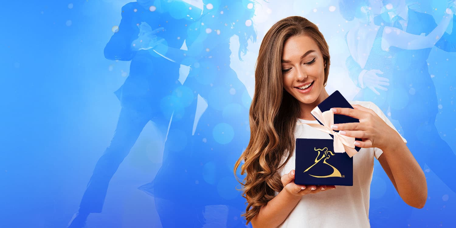 Giovane ragazza che apre un buono regalo per le lezioni di danza di Arthur Murray