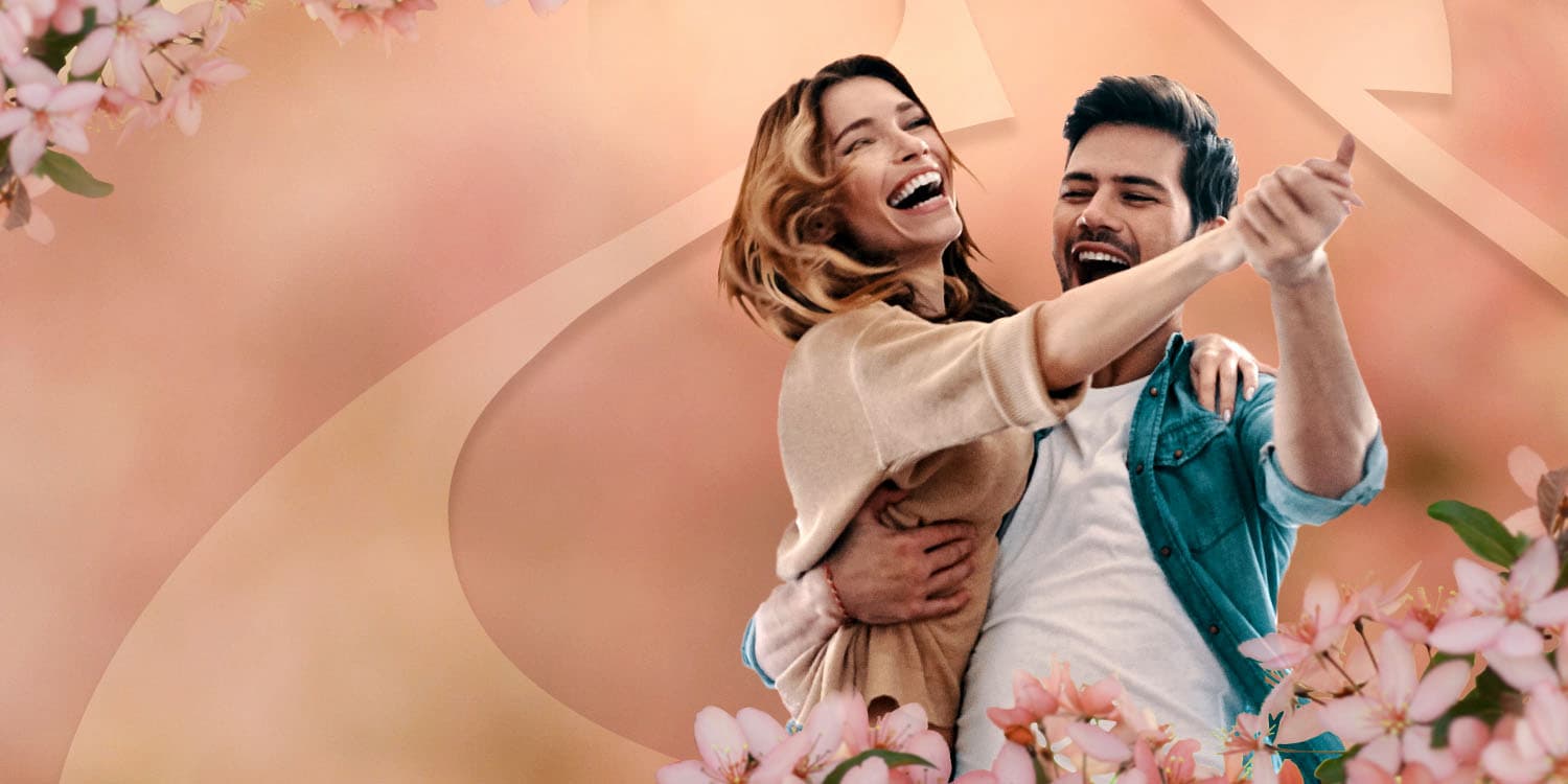 Giovane coppia innamorata che balla insieme